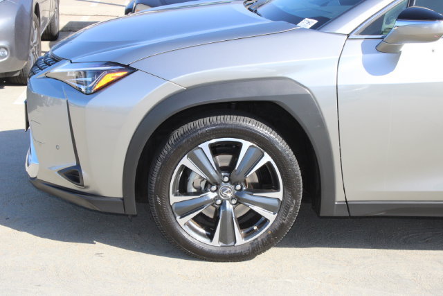 Certified 2022 Lexus UX 200 w/ Accessory Package (Z2) FWD image 4