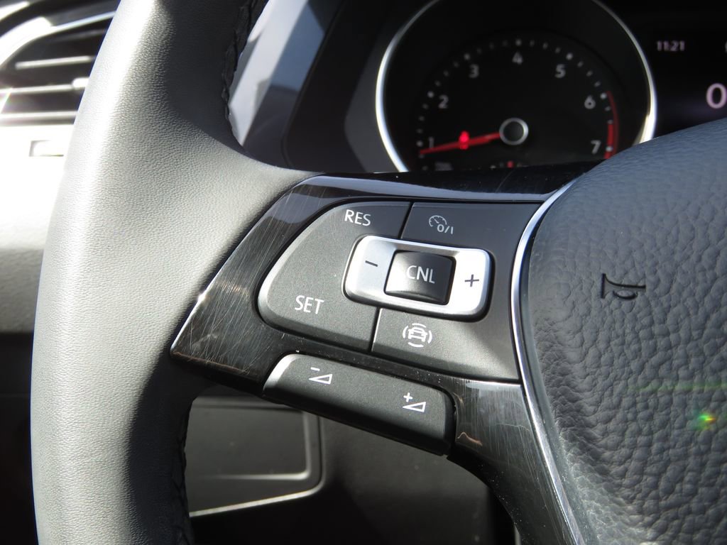 Used 2020 Volkswagen Tiguan SE w/ Panoramic Sunroof Package AWD/4WD image 21