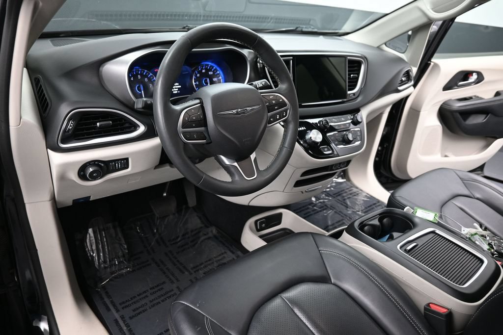 Used 2024 Chrysler Pacifica Touring-L FWD image 19