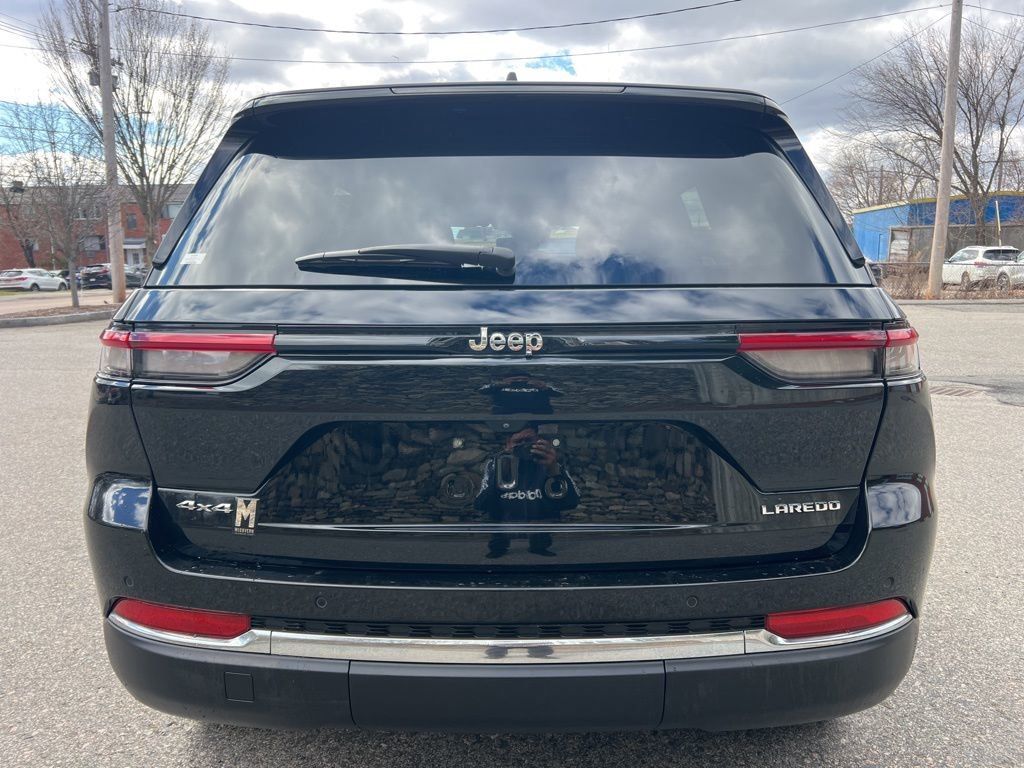 Used 2023 Jeep Grand Cherokee Laredo image 4