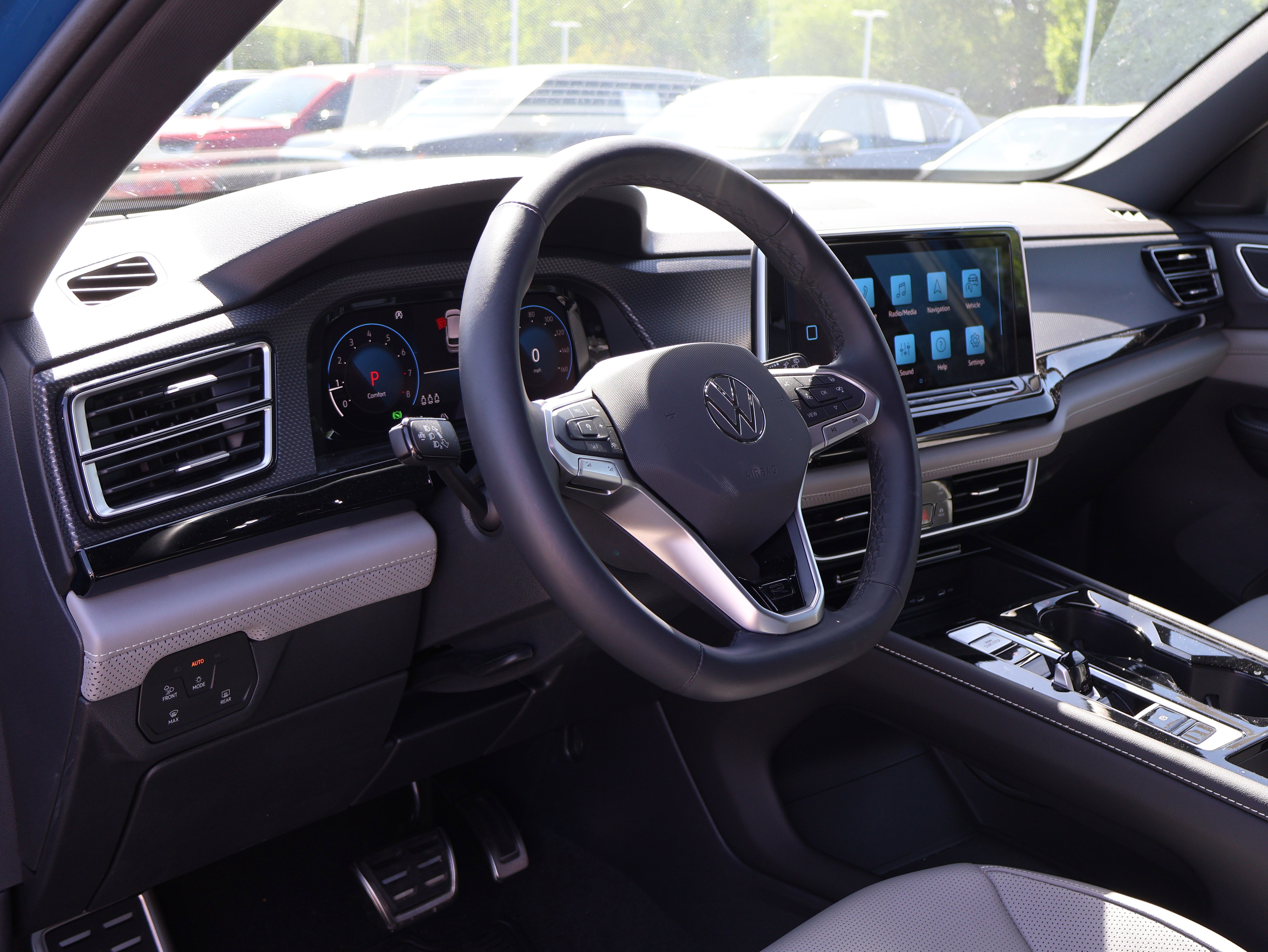 Used 2025 Volkswagen Atlas Cross Sport SEL R-Line AWD/4WD image 31