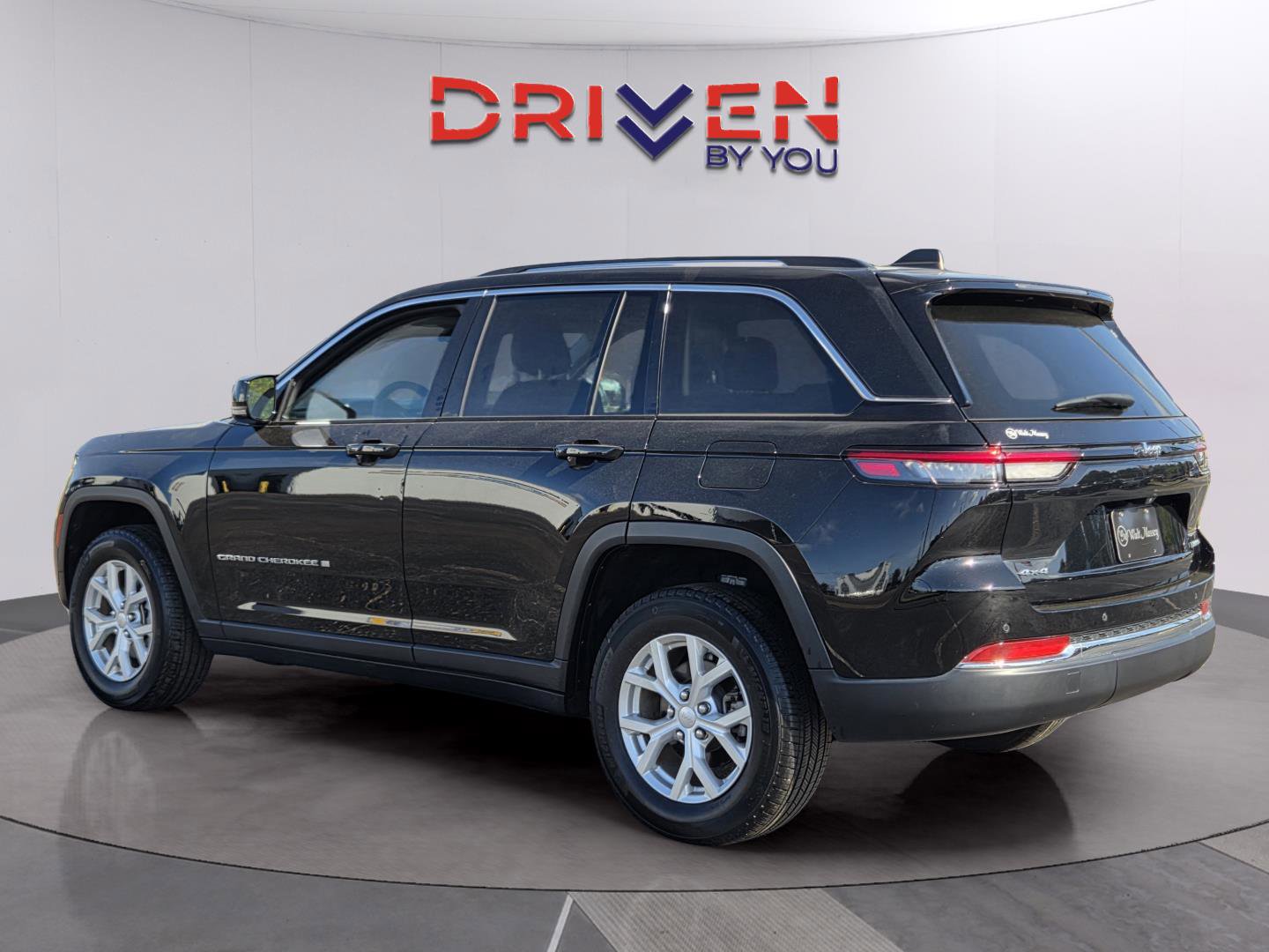 Used 2023 Jeep Grand Cherokee Limited AWD/4WD image 3