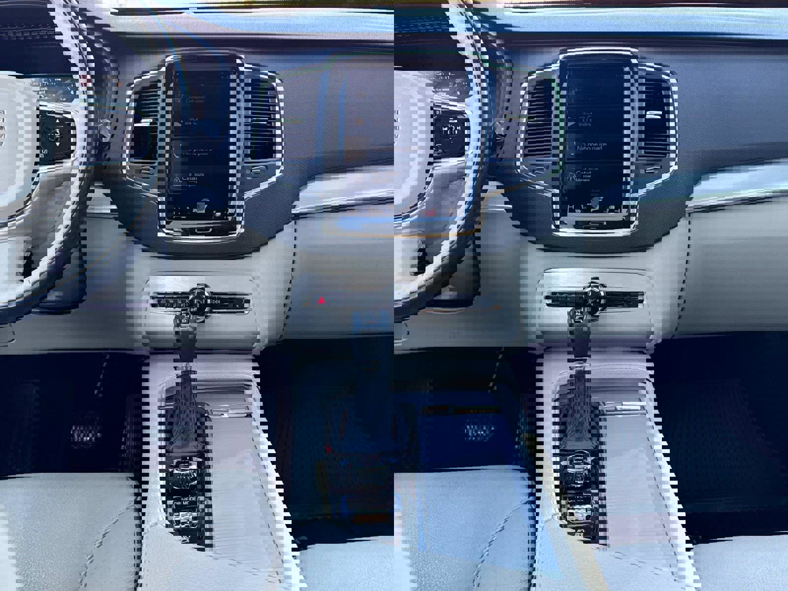 Used 2017 Volvo XC90 T6 Momentum w/ Vision Package image 12