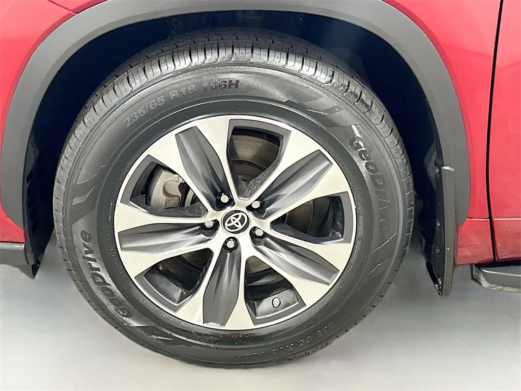 Used 2024 Toyota Highlander XLE image 30