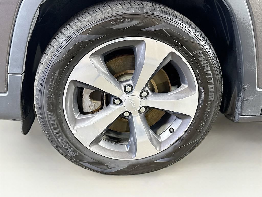 Used 2019 Jeep Cherokee Limited FWD image 29