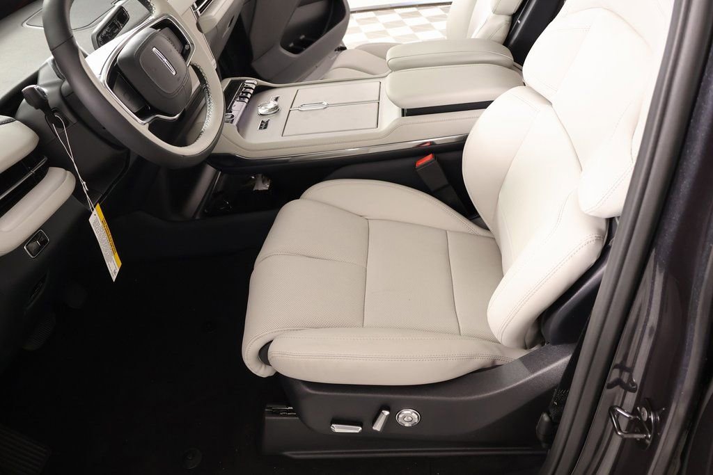 New 2025 Lincoln Navigator Reserve image 11