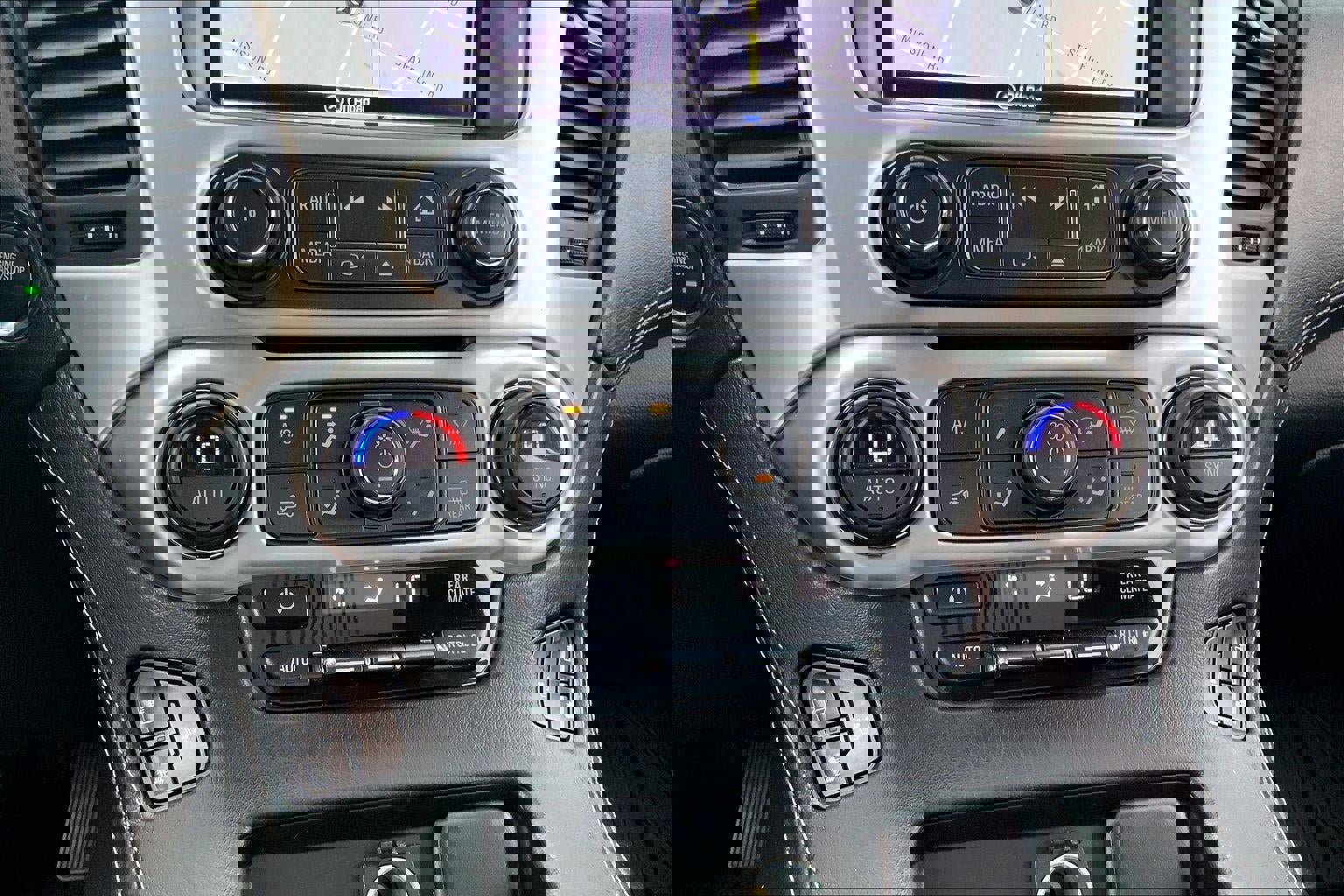 Used 2018 GMC Yukon XL SLT w/ Open Road Package AWD/4WD image 36