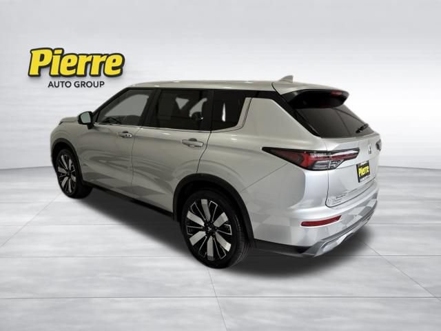 Used 2025 Mitsubishi Outlander SE AWD/4WD image 2