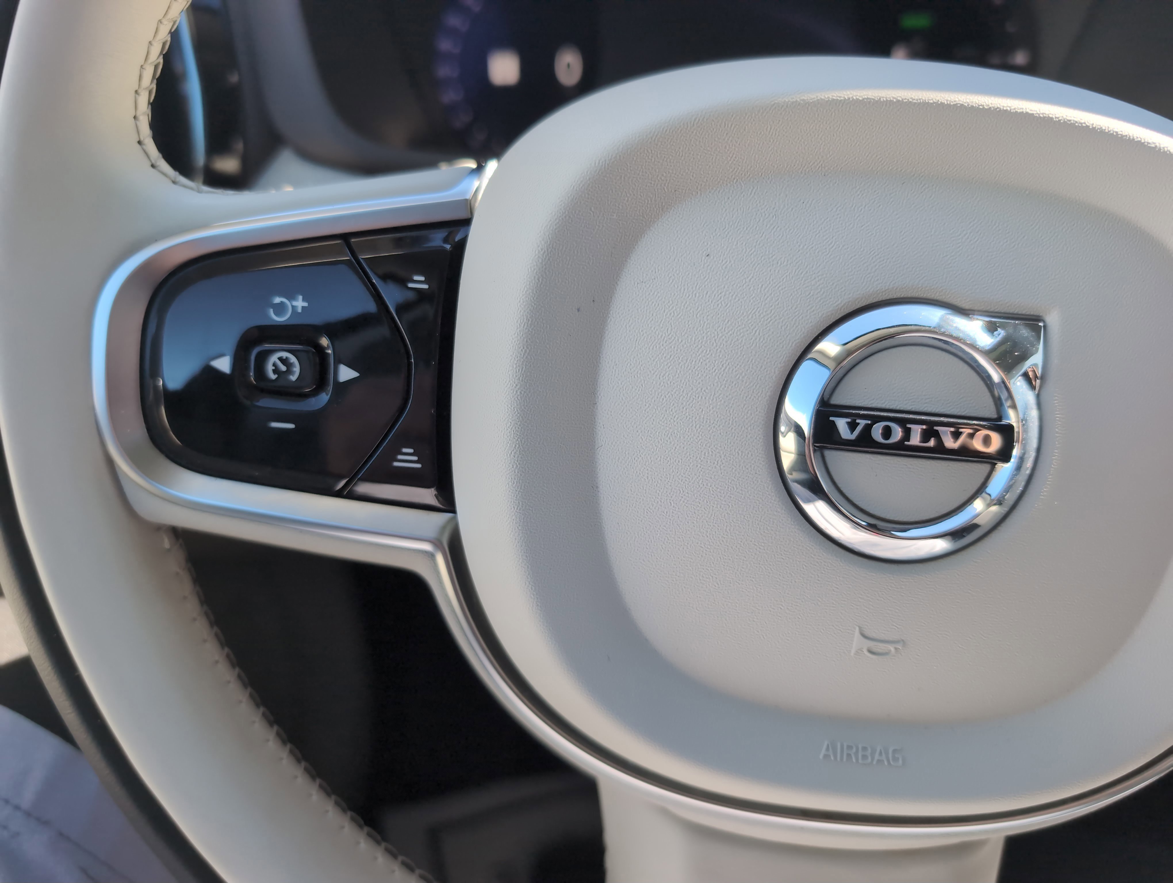 Used 2024 Volvo XC60 T8 Plus w/ Protection Package Premier image 23