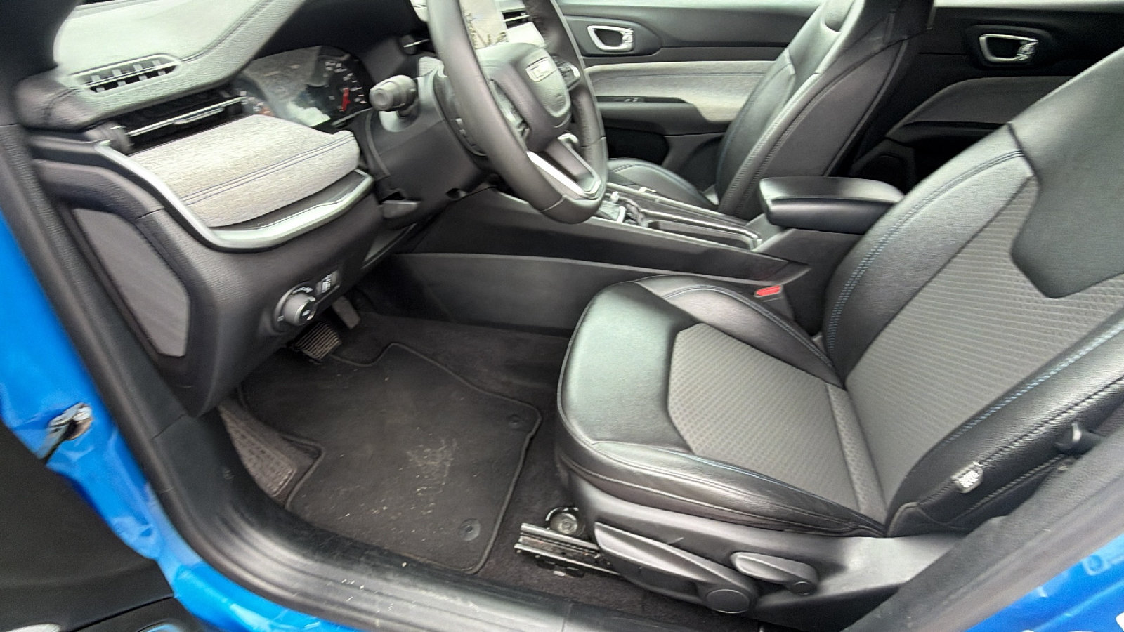 Used 2024 Jeep Compass Latitude AWD/4WD image 16