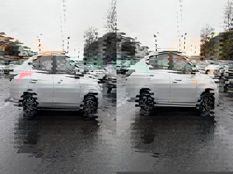 Used 2014 Nissan Versa SV image 4