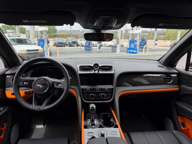 Used 2025 Bentley Bentayga AWD/4WD image 11