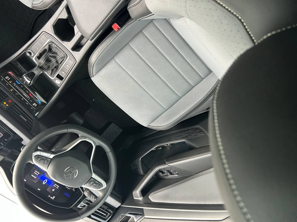 Certified 2025 Volkswagen Jetta SE FWD image 9