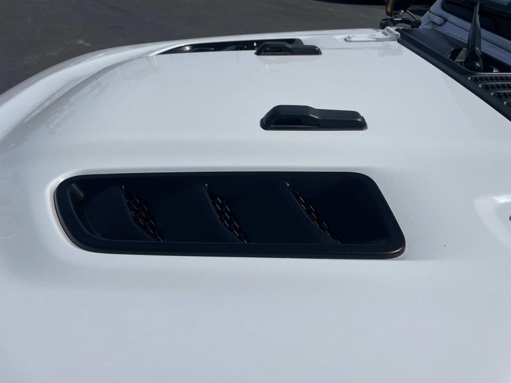 Used 2023 Jeep Gladiator Rubicon w/ LED Lighting Group AWD/4WD image 9