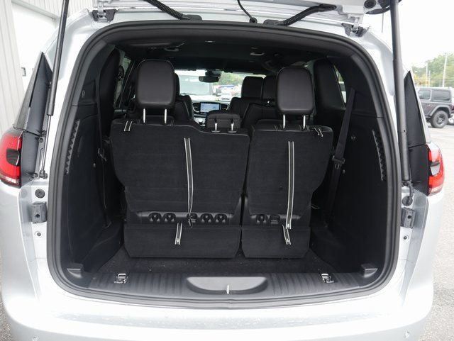 New 2026 Chrysler Pacifica Select AWD/4WD image 10