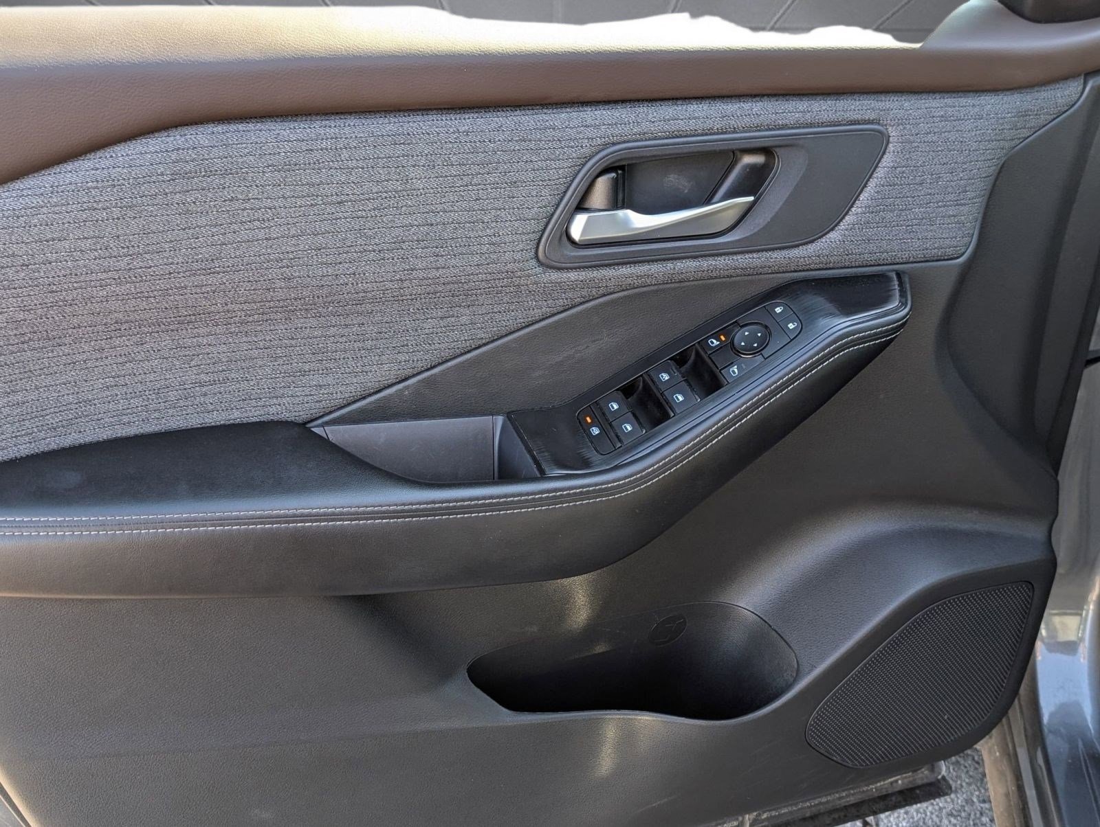 Used 2023 Nissan Rogue SV image 14