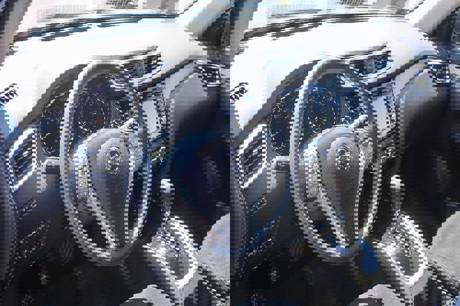 Used 2016 Nissan Rogue SV w/ SV Premium Package image 24