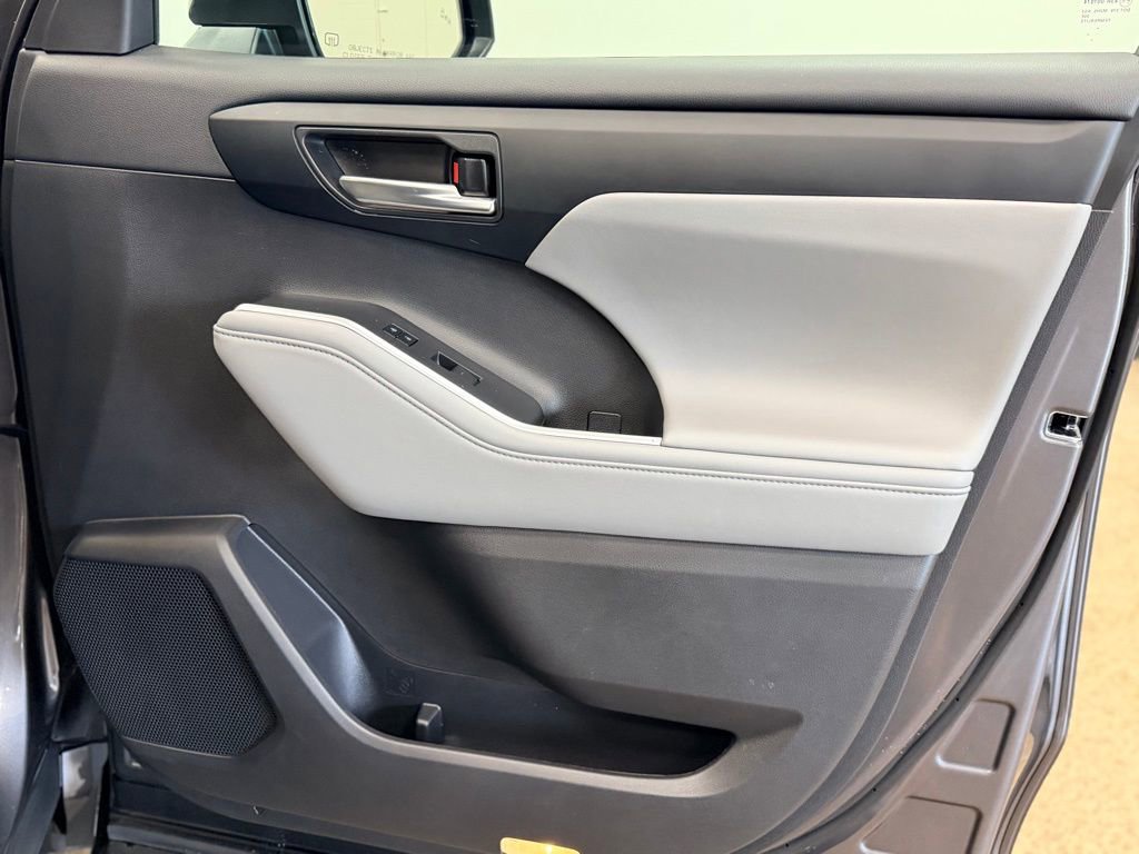 Used 2022 Toyota Highlander XLE image 19
