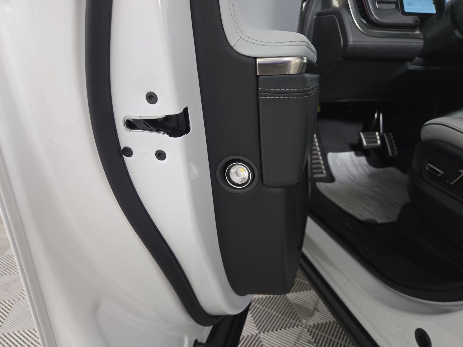 Used 2023 Rivian R1S Launch Edition AWD/4WD image 32