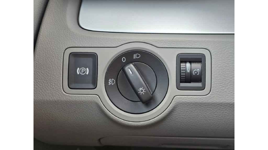 Used 2009 Volkswagen Passat Komfort FWD image 25