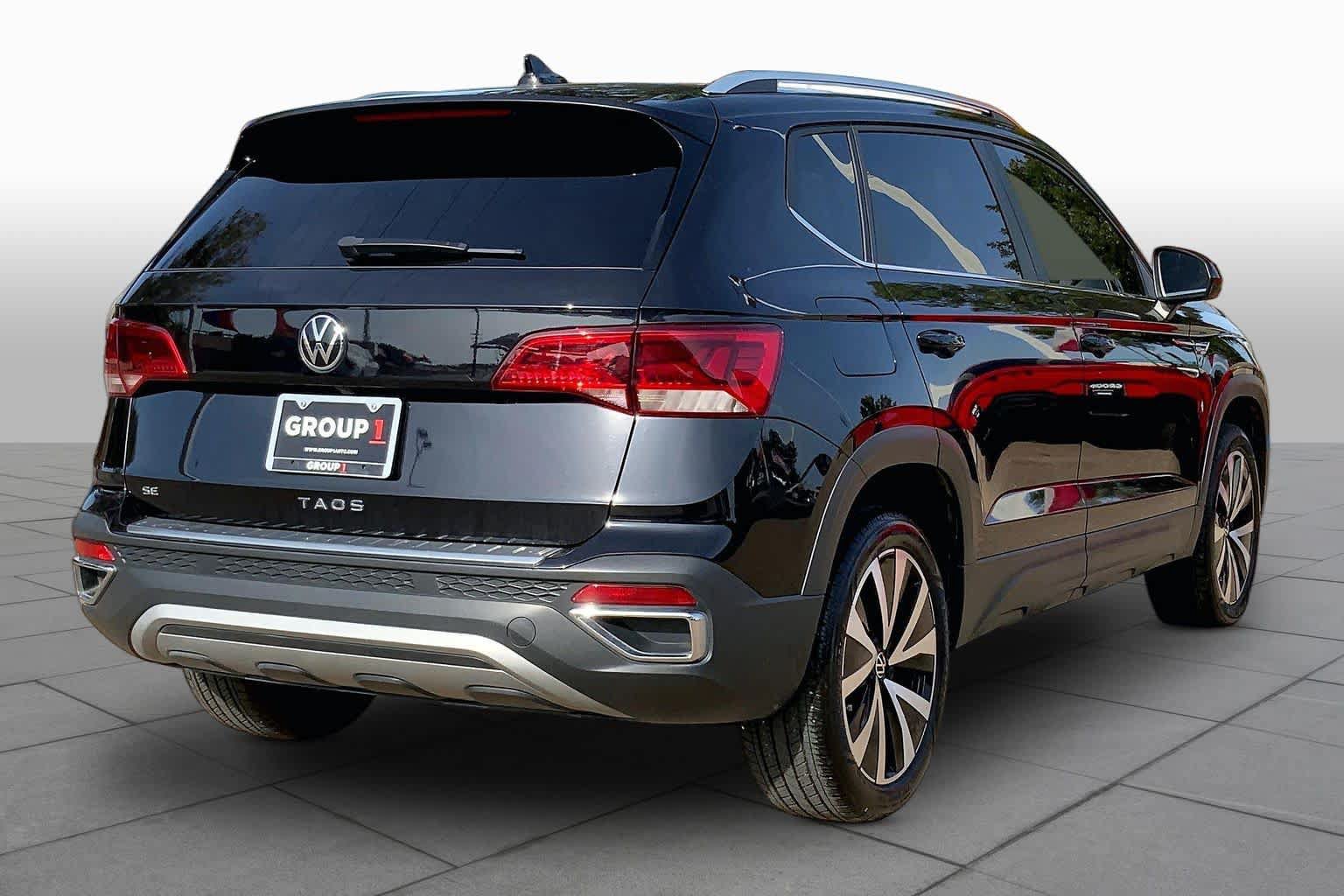 Used 2024 Volkswagen Taos SE w/ Panoramic Sunroof Package FWD image 13