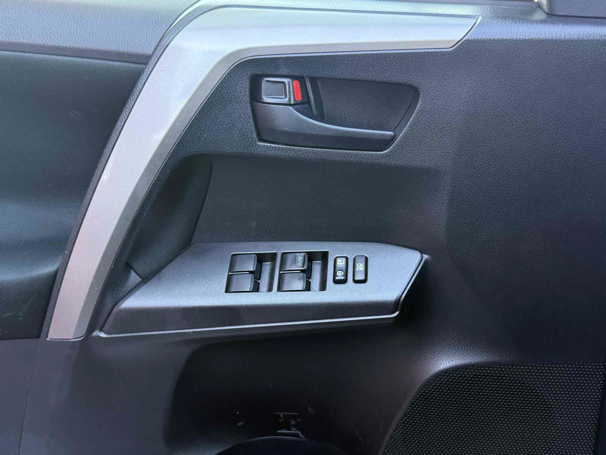 Used 2018 Toyota RAV4 LE w/ All Weather Liner Package FWD image 86