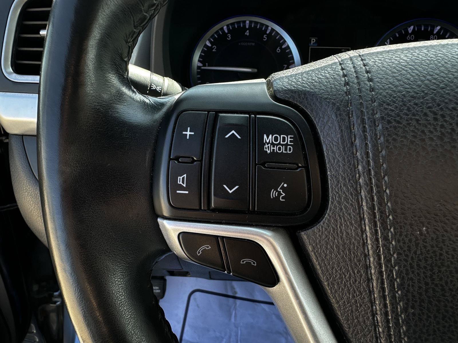 Used 2017 Toyota Highlander XLE w/ Carpet Mat Package AWD/4WD image 18