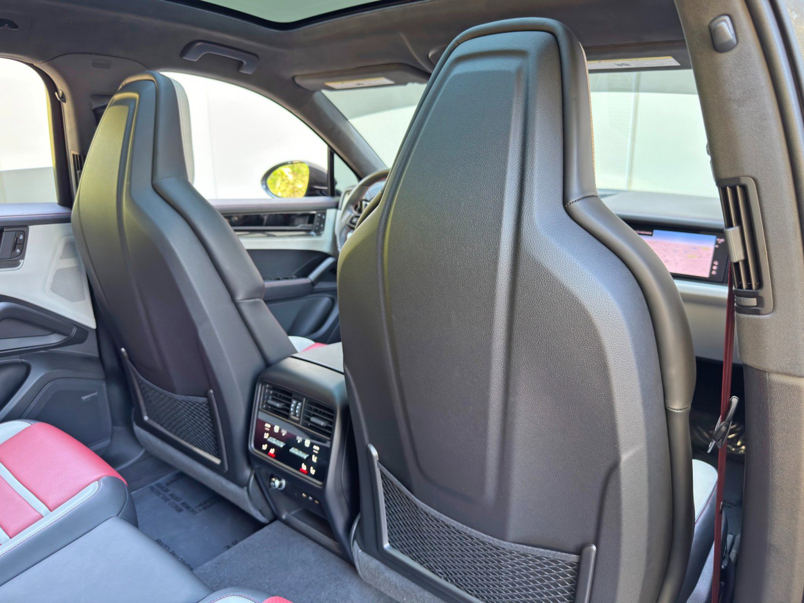 Used 2024 Porsche Cayenne Turbo image 40