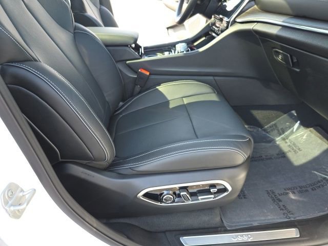 Used 2025 Jeep Grand Cherokee Overland w/ Adv Protech Group III image 45