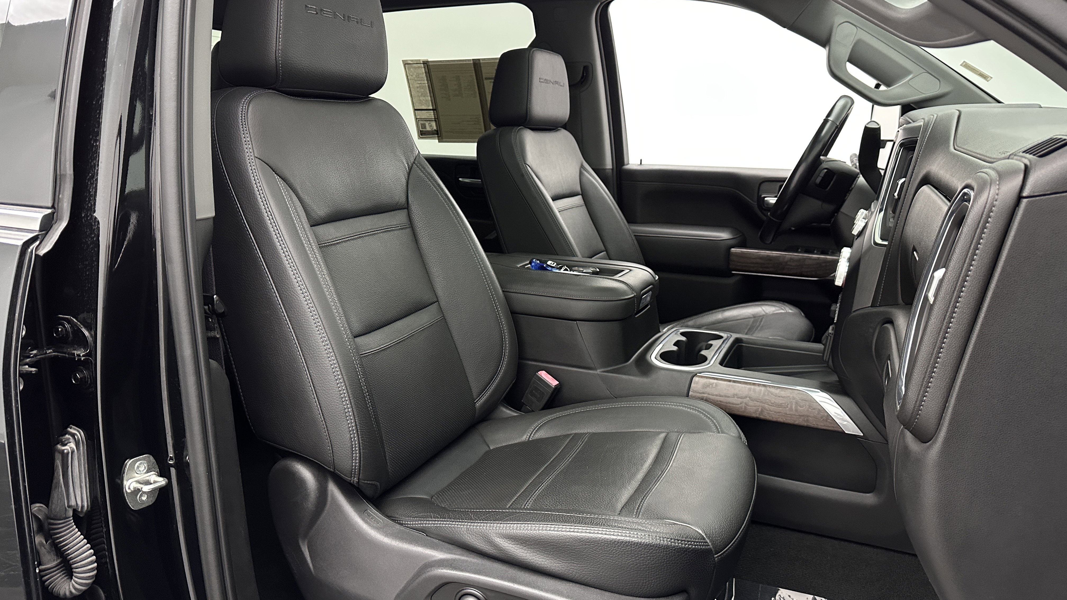 Used 2021 GMC Sierra 3500 Denali w/ Denali Black Diamond Edition AWD/4WD image 38