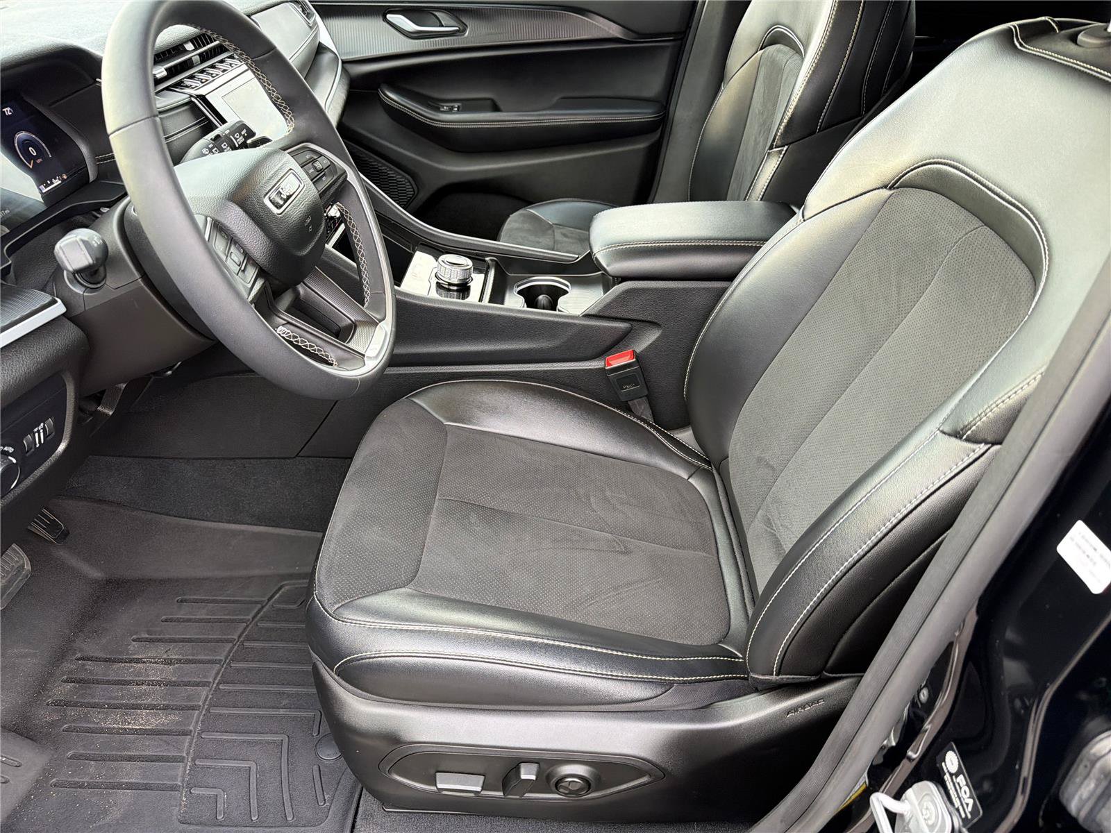 Used 2024 Jeep Grand Cherokee Altitude AWD/4WD image 8