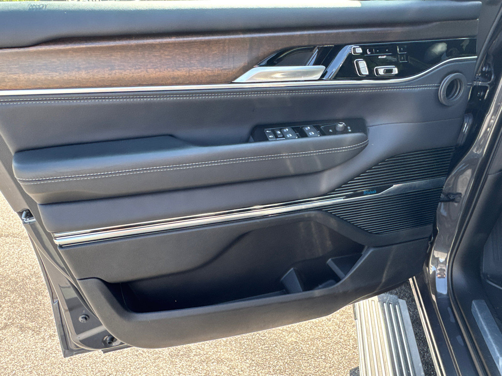 Used 2025 Jeep Grand Wagoneer 4WD image 12