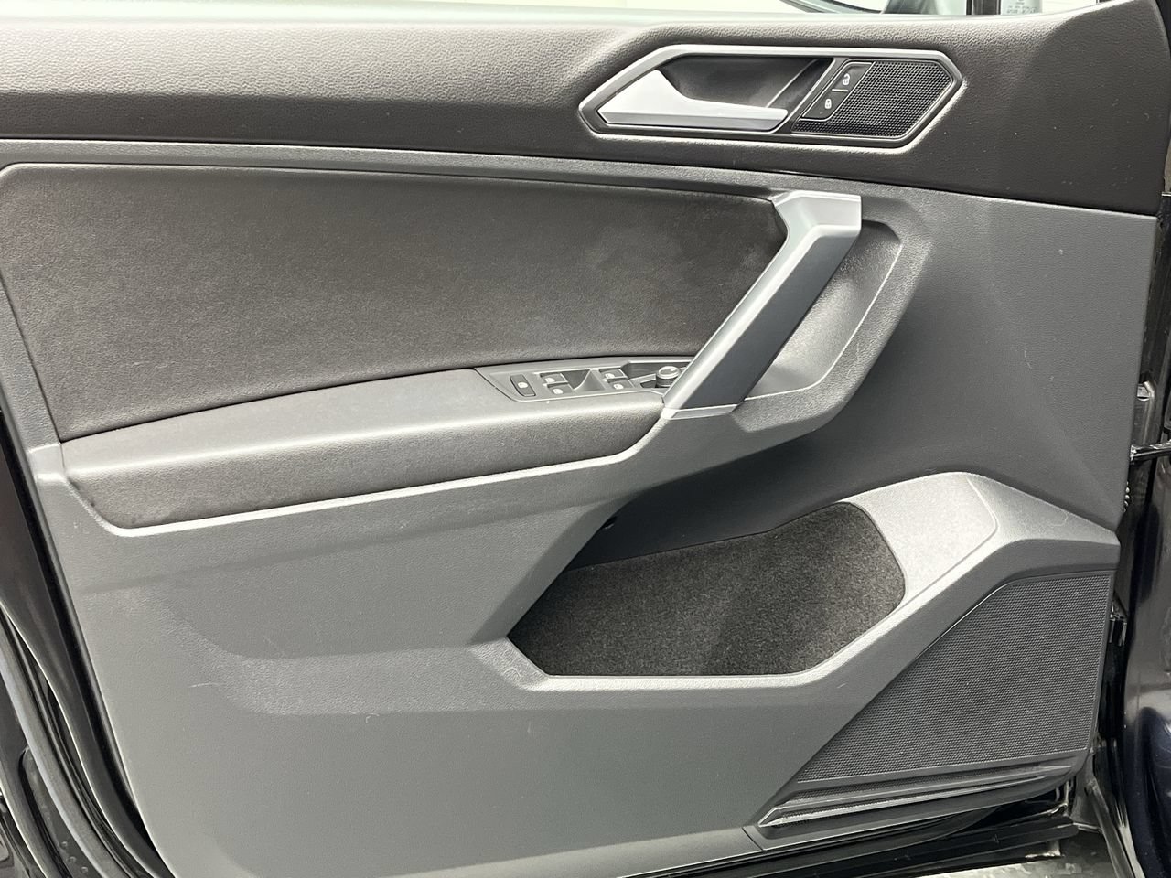 Used 2018 Volkswagen Tiguan SE w/ Panoramic Sunroof Package AWD/4WD image 7