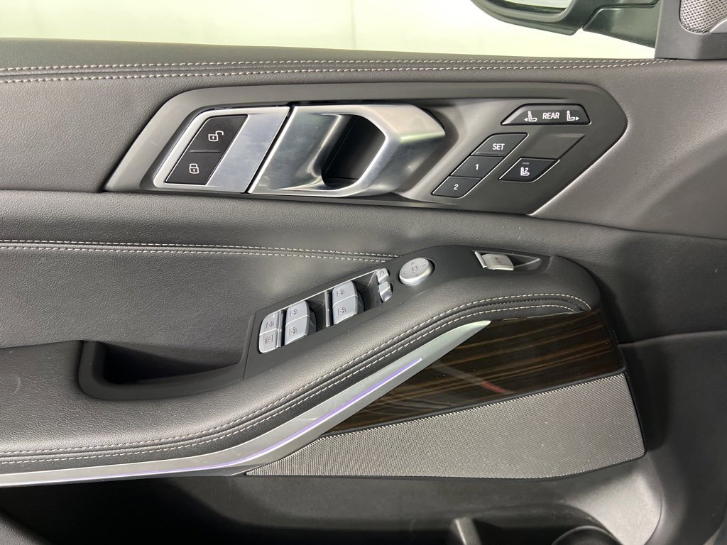 Used 2024 BMW X7 xDrive40i w/ Premium Package image 17