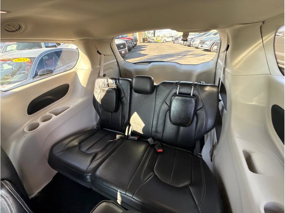 Used 2023 Chrysler Pacifica Touring-L FWD image 9