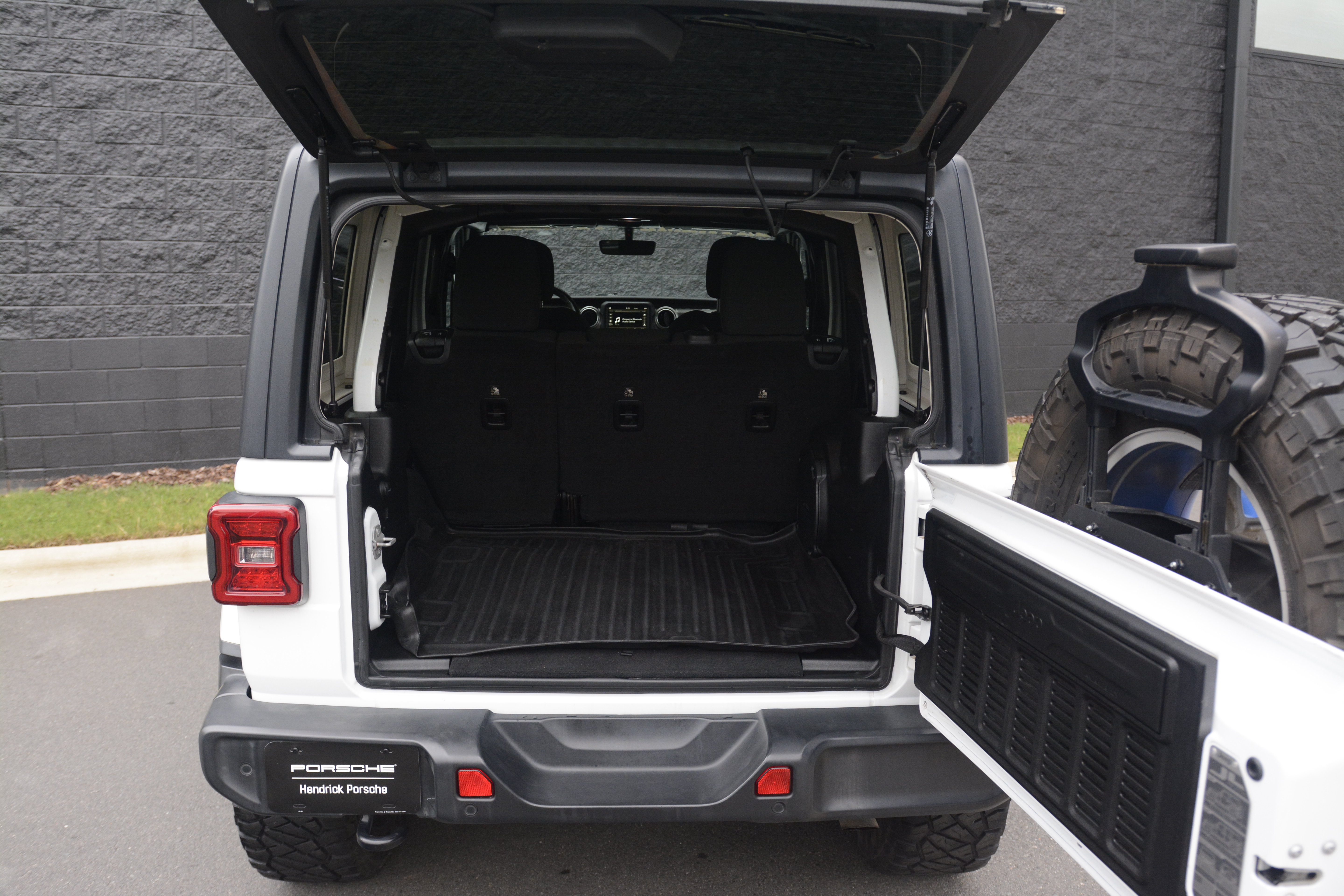 Used 2018 Jeep Wrangler Unlimited Sahara AWD/4WD image 38