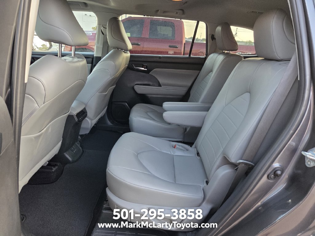 Used 2022 Toyota Highlander XLE FWD image 10