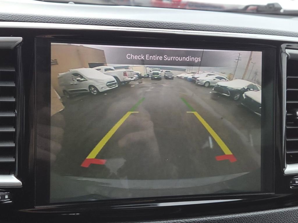 Used 2022 Chrysler Pacifica Touring-L image 5