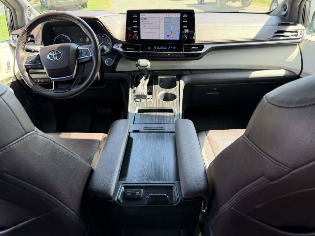 Used 2022 Toyota Sienna Platinum AWD/4WD image 2