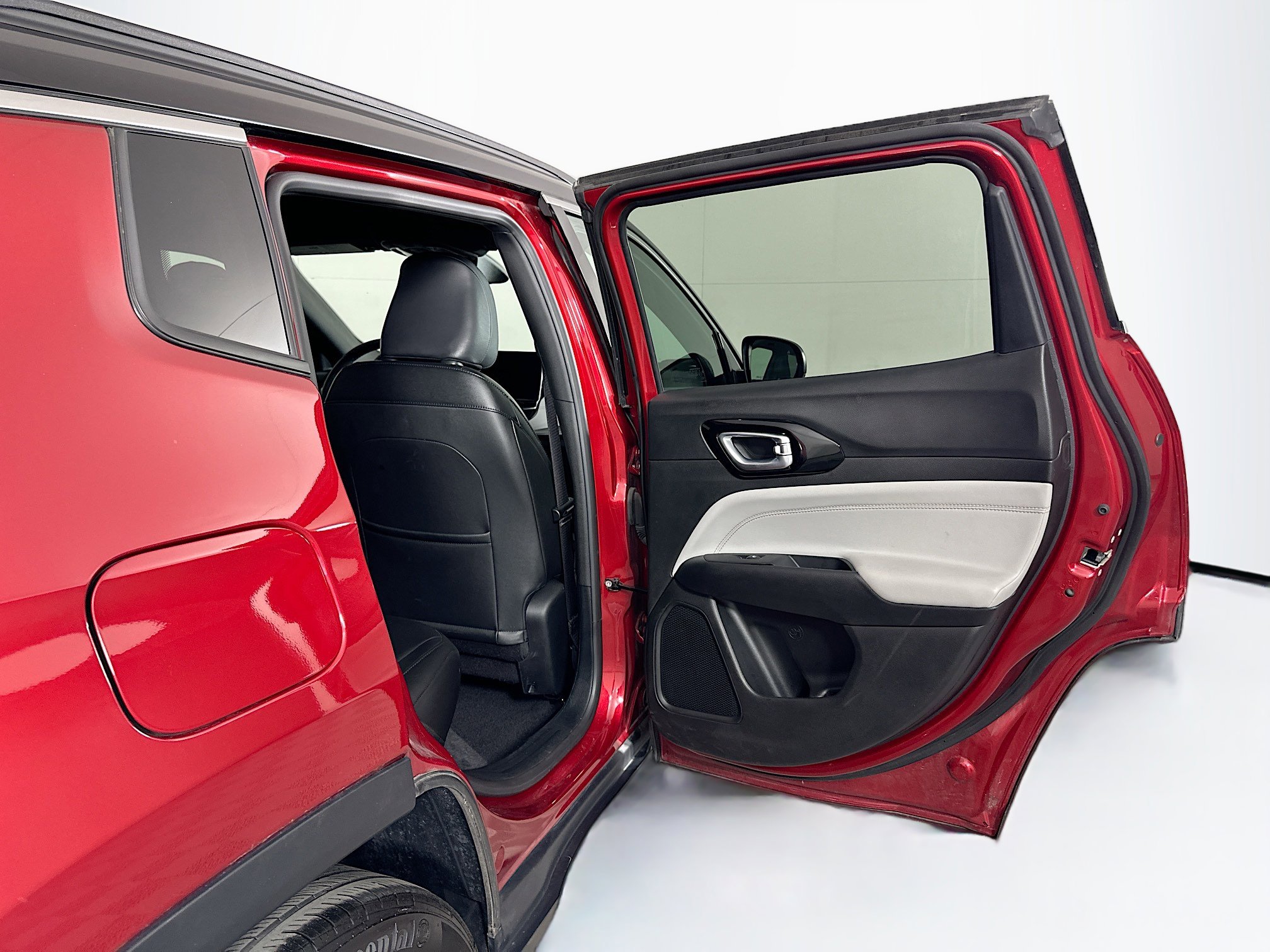 Used 2025 Jeep Compass Limited image 28