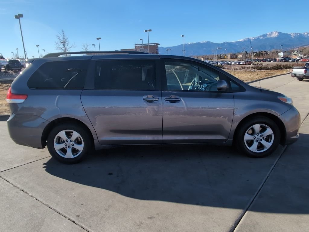 Used 2014 Toyota Sienna LE image 9