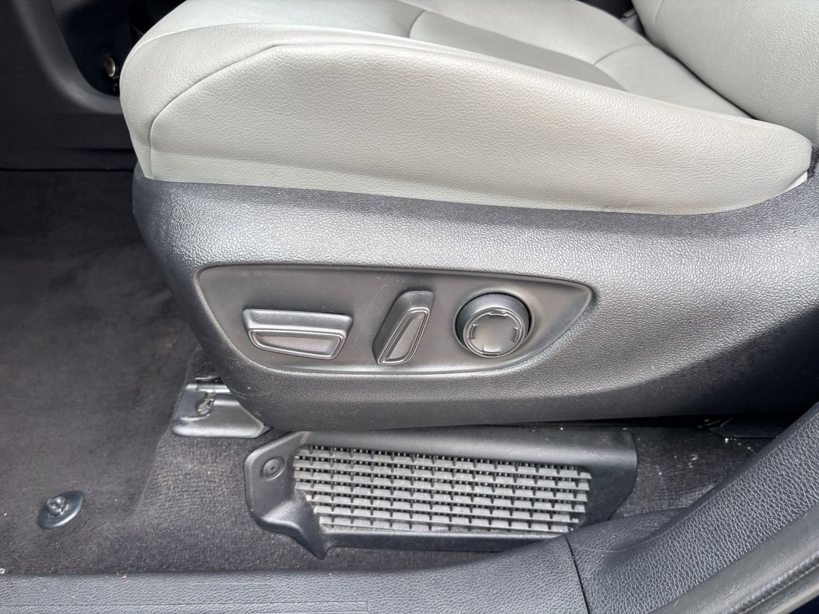 Used 2025 Toyota Sienna XLE FWD image 22