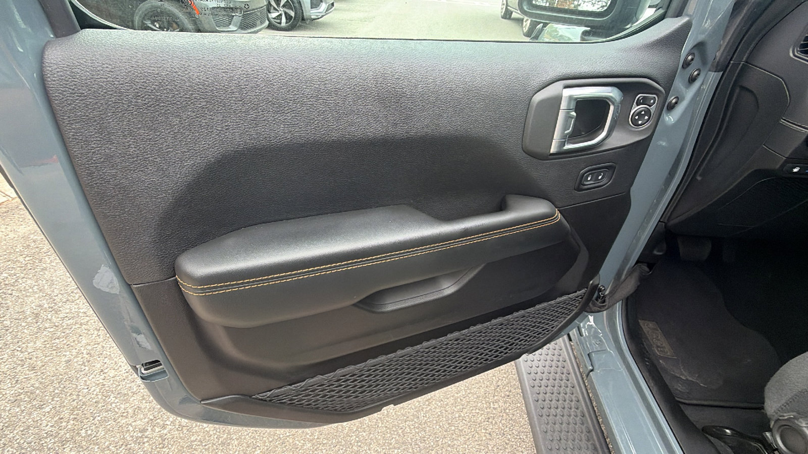 Used 2025 Jeep Wrangler Sahara image 14