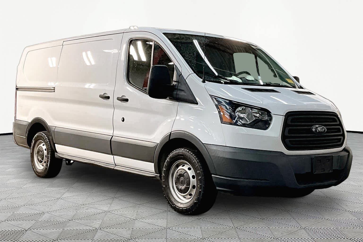 Used 2018 Ford Transit 150 130 Low Roof RWD image 3