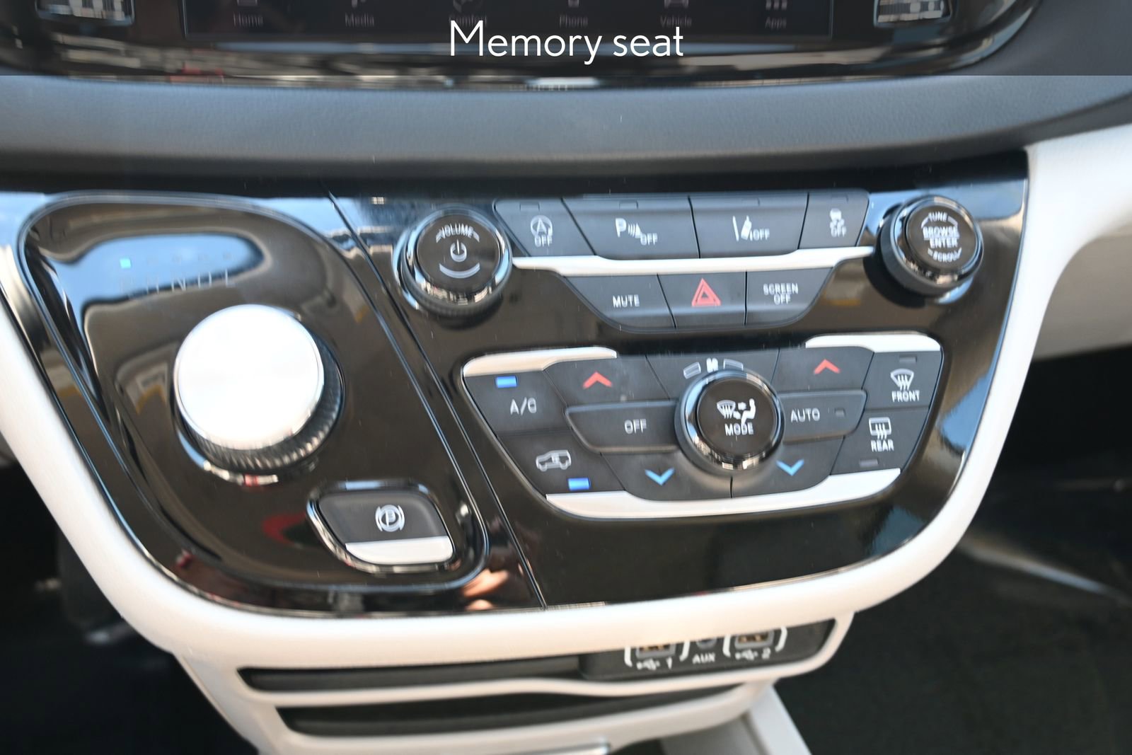Used 2024 Chrysler Pacifica Touring-L image 16