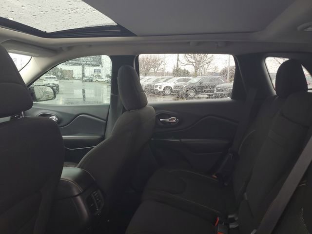 Used 2017 Jeep Cherokee Latitude w/ Cold Weather Group AWD/4WD image 9
