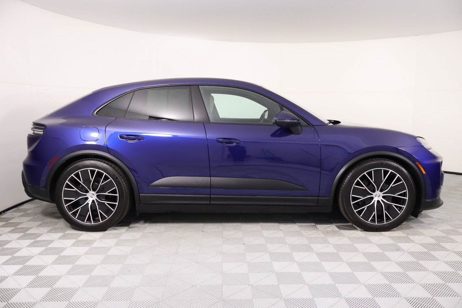 Certified 2024 Porsche Macan 4 Electric AWD/4WD image 8