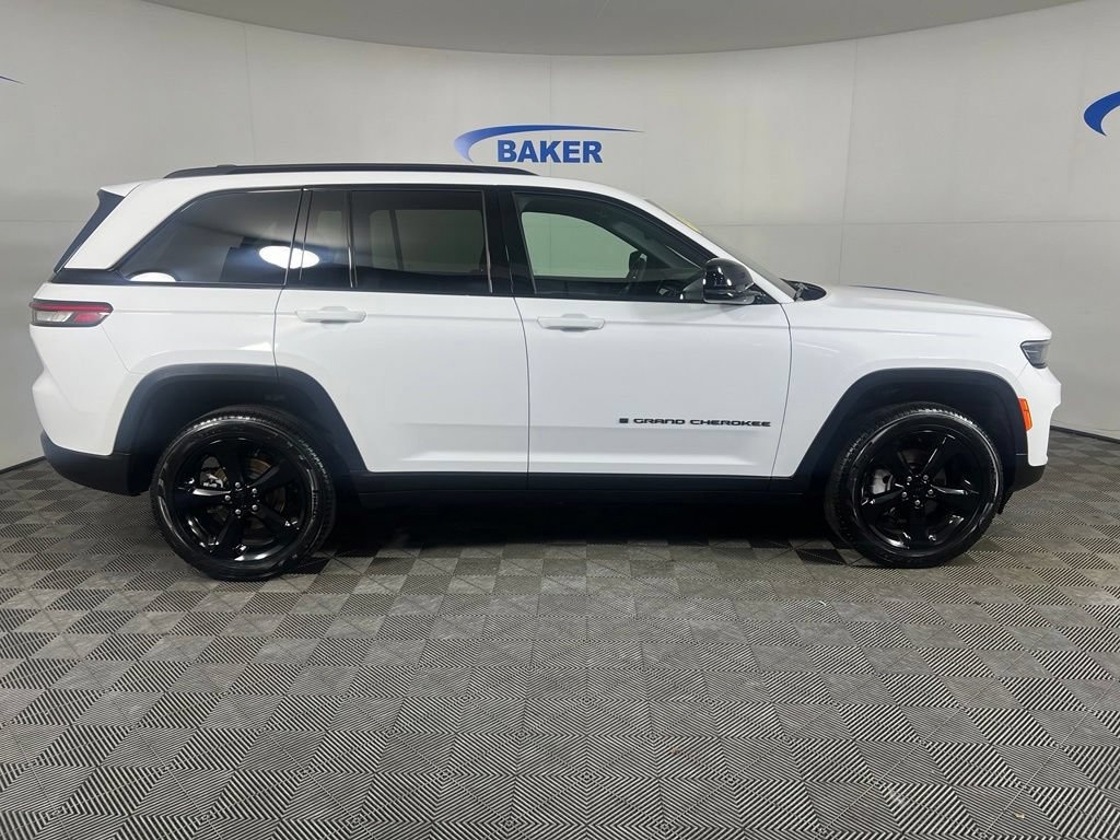 Used 2024 Jeep Grand Cherokee Limited w/ Black Appearance Package AWD/4WD image 7