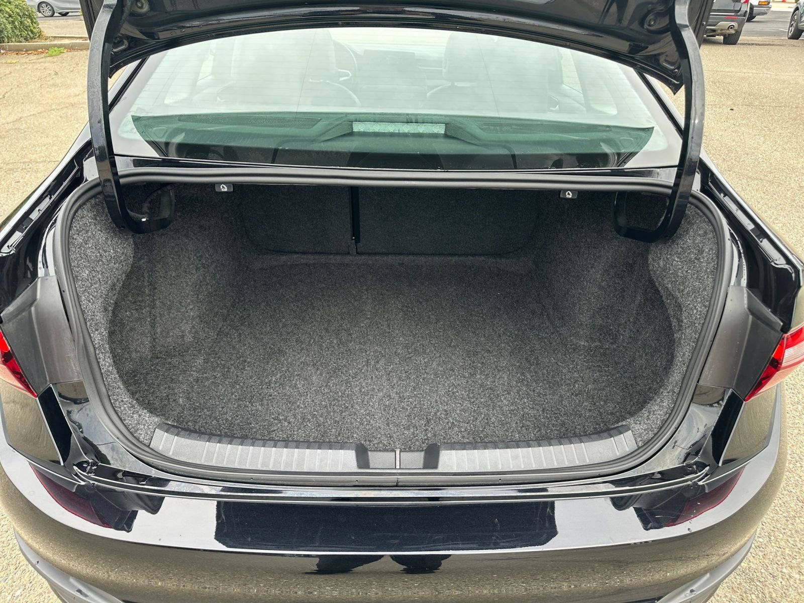 Used 2025 Volkswagen Jetta SE image 33