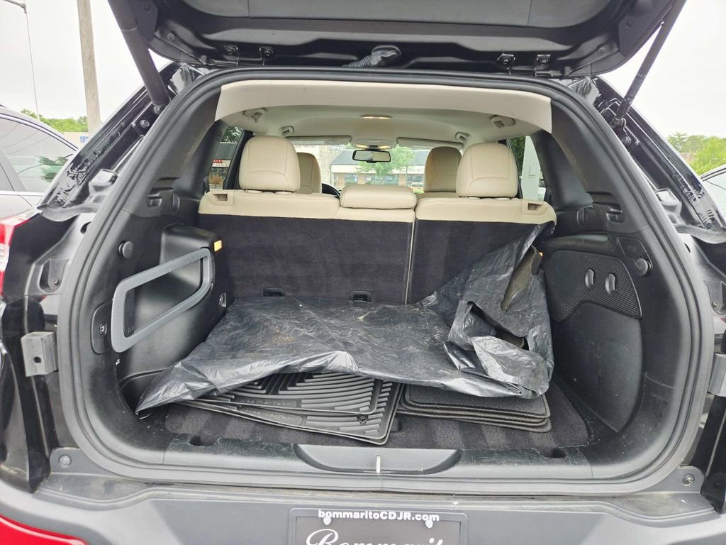 Used 2018 Jeep Cherokee Limited w/ Trailer Tow Group AWD/4WD image 13